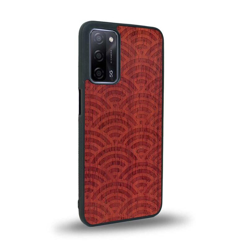 Coque de protection en bois véritable fabriquée en France pour Oppo A55 5G baptisée "La Sinjak" avec un motif de gravure abstrait représentant la répétition d'un symbole wifi