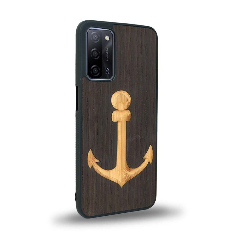 Coque de protection en bois véritable fabriquée en France pour Oppo A55 5G sur le thème nautique avec un bois clair et un bois foncé représentant une ancre de bateau