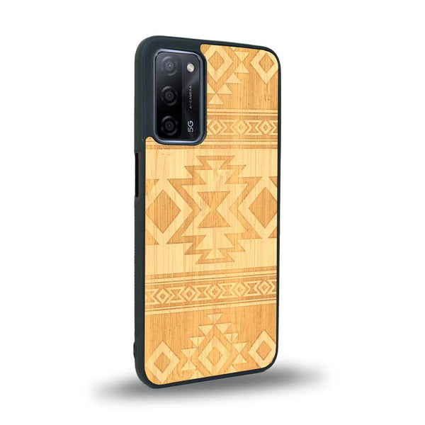 Coque de protection en bois véritable fabriquée en France pour Oppo A55 5G avec des motifs géométriques s'inspirant des temples aztèques, mayas et incas