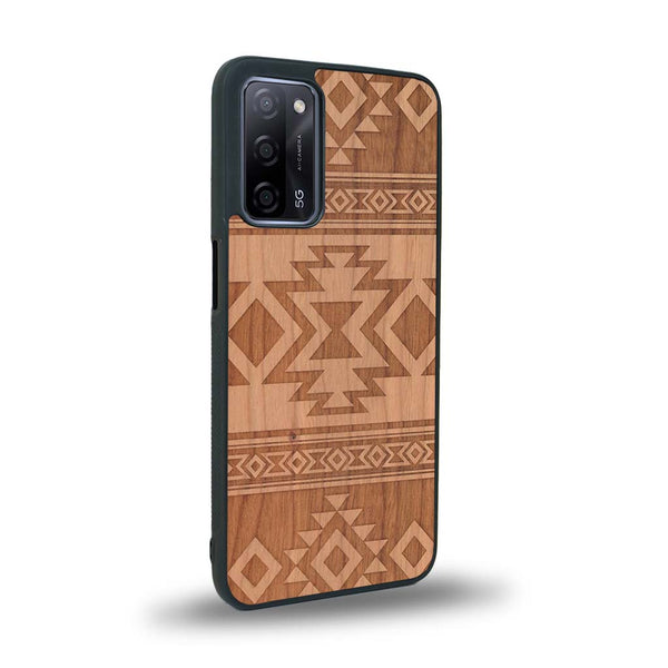 Coque de protection en bois véritable fabriquée en France pour Oppo A55 5G avec des motifs géométriques s'inspirant des temples aztèques, mayas et incas