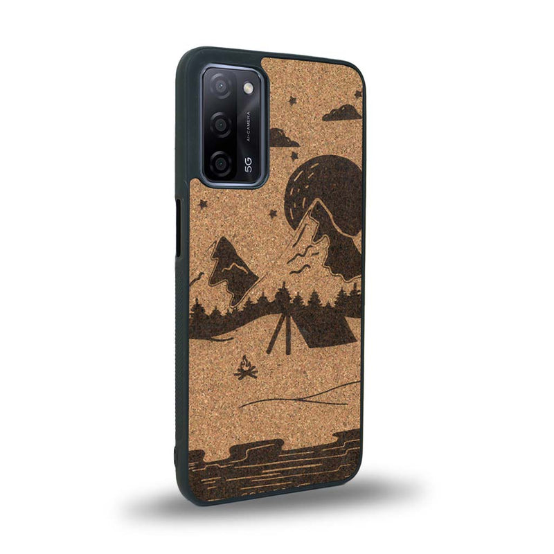 Coque de protection en bois véritable fabriquée en France pour Oppo A55 5G sur le thème du camping en pleine nature représentant une tente avec un feu de camp entouré de montagnes