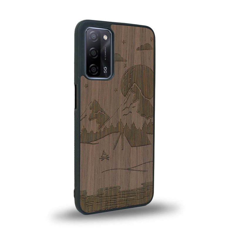 Coque de protection en bois véritable fabriquée en France pour Oppo A55 5G sur le thème du camping en pleine nature représentant une tente avec un feu de camp entouré de montagnes