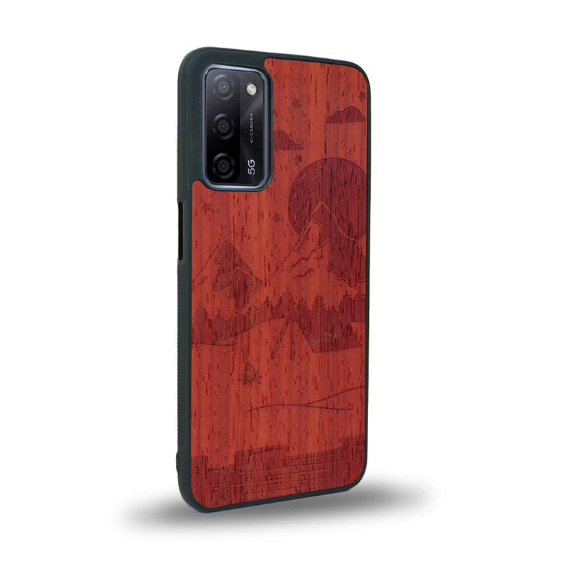 Coque de protection en bois véritable fabriquée en France pour Oppo A55 5G sur le thème du camping en pleine nature représentant une tente avec un feu de camp entouré de montagnes