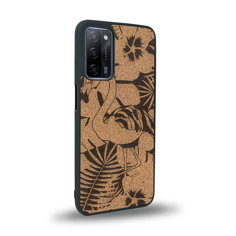 Coque de protection en bois véritable fabriquée en France pour Oppo A55 5G sur le thème de la nature et des animaux représentant un flamant rose entre des fougères