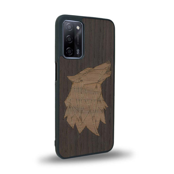 Coque de protection en bois véritable fabriquée en France pour Oppo A55 5G alliant du chêne fumé et du noyer représentant une tête de loup géométrique de profil sur le thème des animaux et de la nature