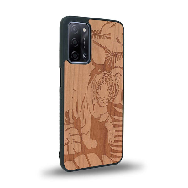 Coque de protection en bois véritable fabriquée en France pour Oppo A55 5G sur le thème de la nature et des animaux représentant un tigre dans la jungle entre des fougères