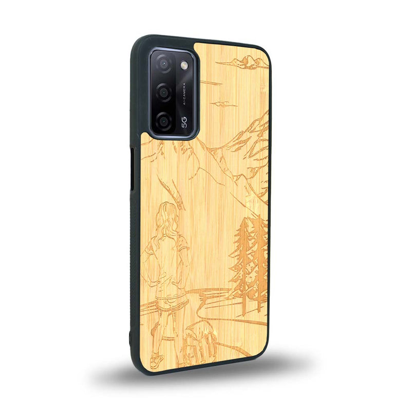 Coque de protection en bois véritable fabriquée en France pour Oppo A55 5G sur le thème de la randonnée en montagne et de l'aventure avec une gravure représentant une femme de dos face à un paysage de nature