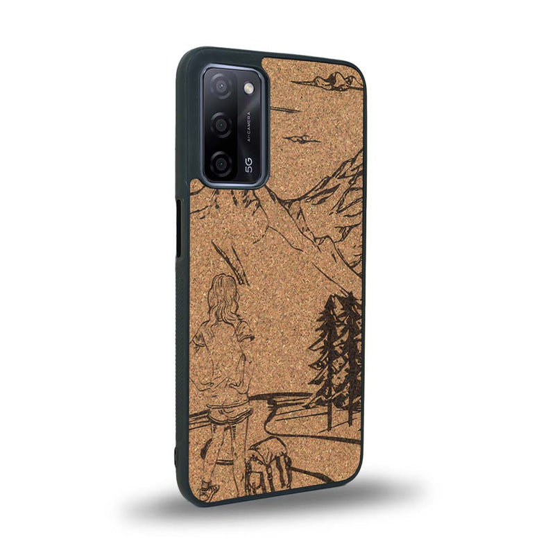 Coque de protection en bois véritable fabriquée en France pour Oppo A55 5G sur le thème de la randonnée en montagne et de l'aventure avec une gravure représentant une femme de dos face à un paysage de nature