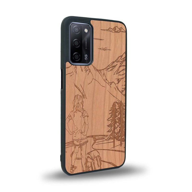 Coque de protection en bois véritable fabriquée en France pour Oppo A55 5G sur le thème de la randonnée en montagne et de l'aventure avec une gravure représentant une femme de dos face à un paysage de nature