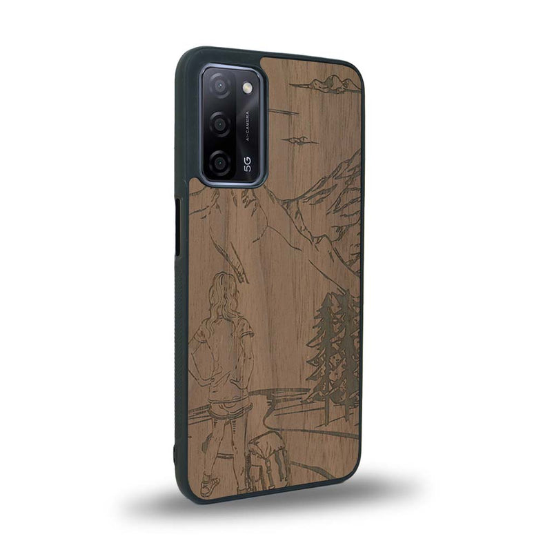 Coque de protection en bois véritable fabriquée en France pour Oppo A55 5G sur le thème de la randonnée en montagne et de l'aventure avec une gravure représentant une femme de dos face à un paysage de nature