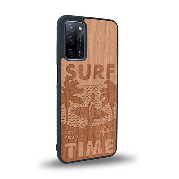 Coque de protection en bois véritable fabriquée en France pour Oppo A55 5G sur le thème chill avec un motif représentant une silouhette tenant une planche de surf sur une plage entouré de palmiers et les mots "Surf Time Long Beach Miami"