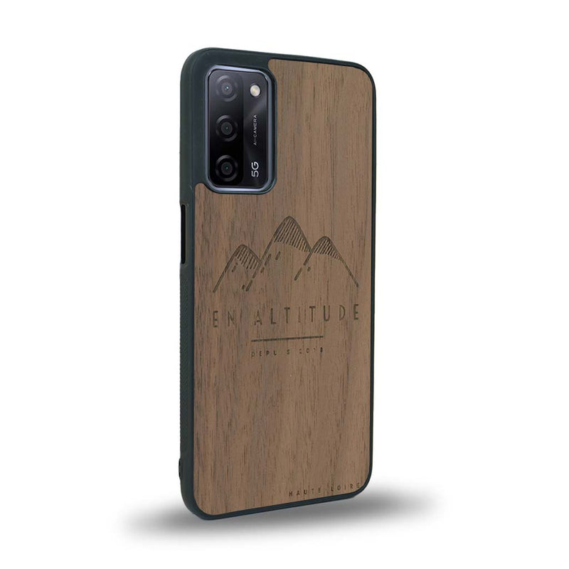 Coque de protection en bois véritable fabriquée en France pour Oppo A72 représentant des montagnes, sur le thème de la randonnée en pleine nature et du trail