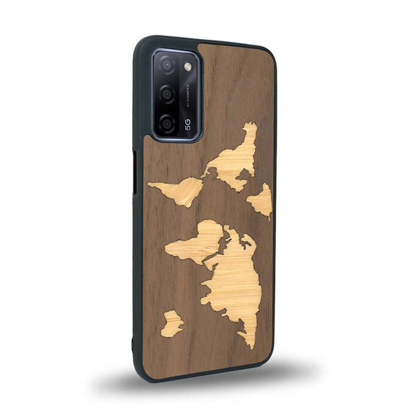 Coque de protection en bois véritable fabriquée en France pour Oppo A72 alliant du bambou et du noyer sur le thème du voyage et de l'aventure représentant une mappemonde