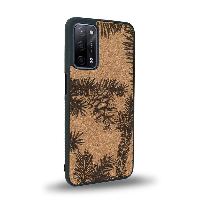 Coque de protection en bois véritable fabriquée en France pour Oppo A72 sur le thème de la nature des arbres avec un motif de gravure représentant des épines de sapin et des pommes de pin