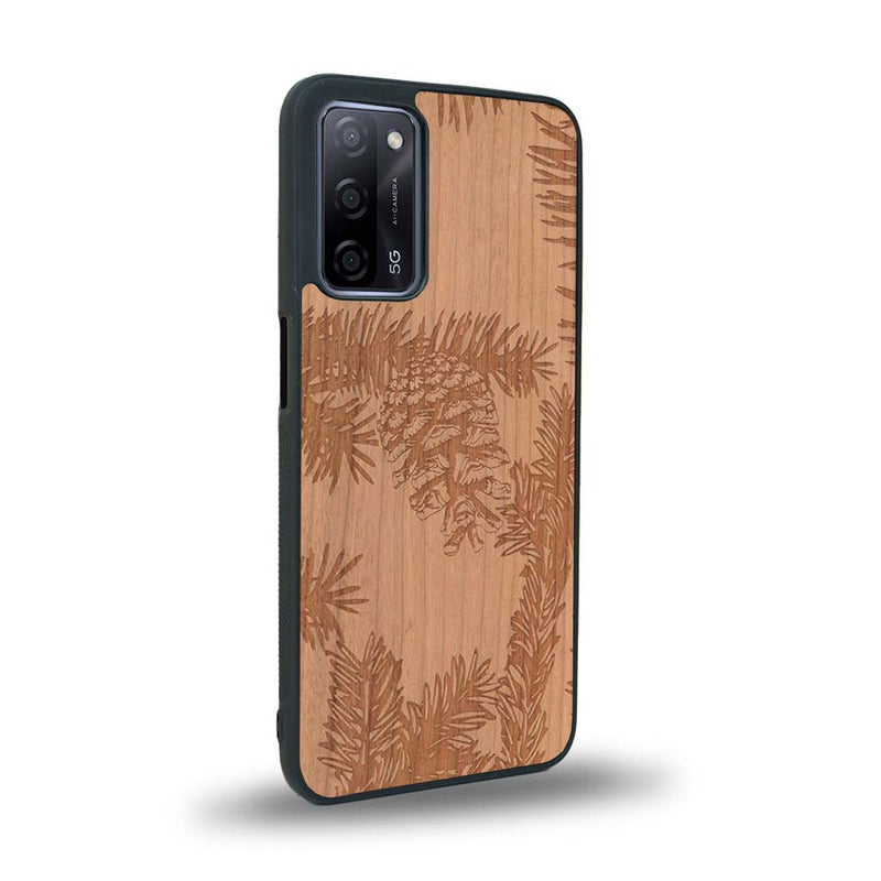 Coque de protection en bois véritable fabriquée en France pour Oppo A72 sur le thème de la nature des arbres avec un motif de gravure représentant des épines de sapin et des pommes de pin