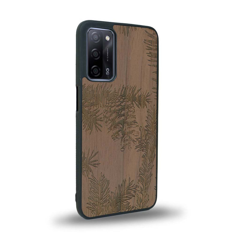 Coque de protection en bois véritable fabriquée en France pour Oppo A72 sur le thème de la nature des arbres avec un motif de gravure représentant des épines de sapin et des pommes de pin