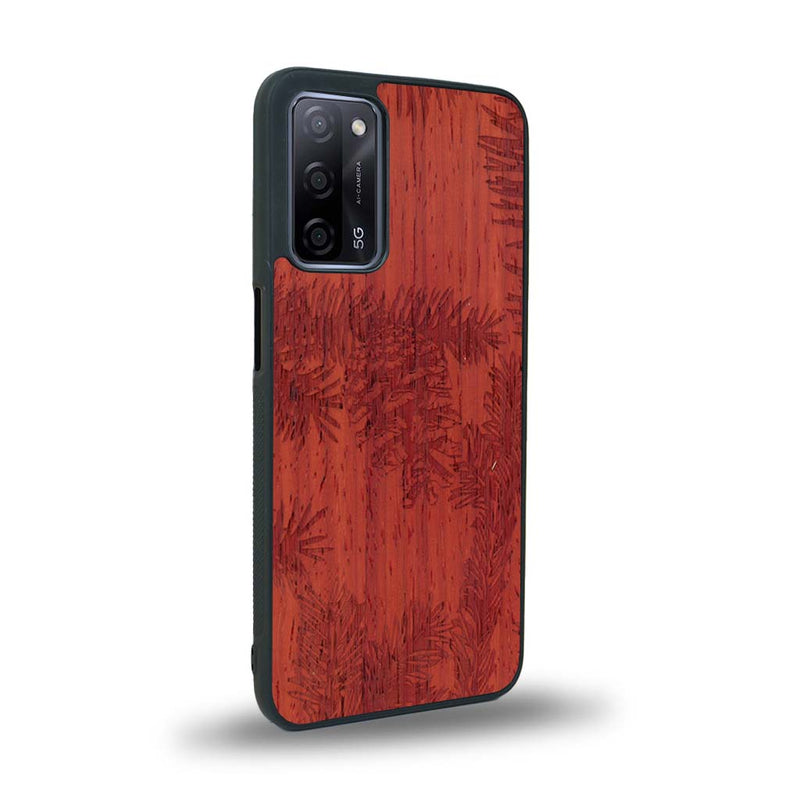 Coque de protection en bois véritable fabriquée en France pour Oppo A72 sur le thème de la nature des arbres avec un motif de gravure représentant des épines de sapin et des pommes de pin