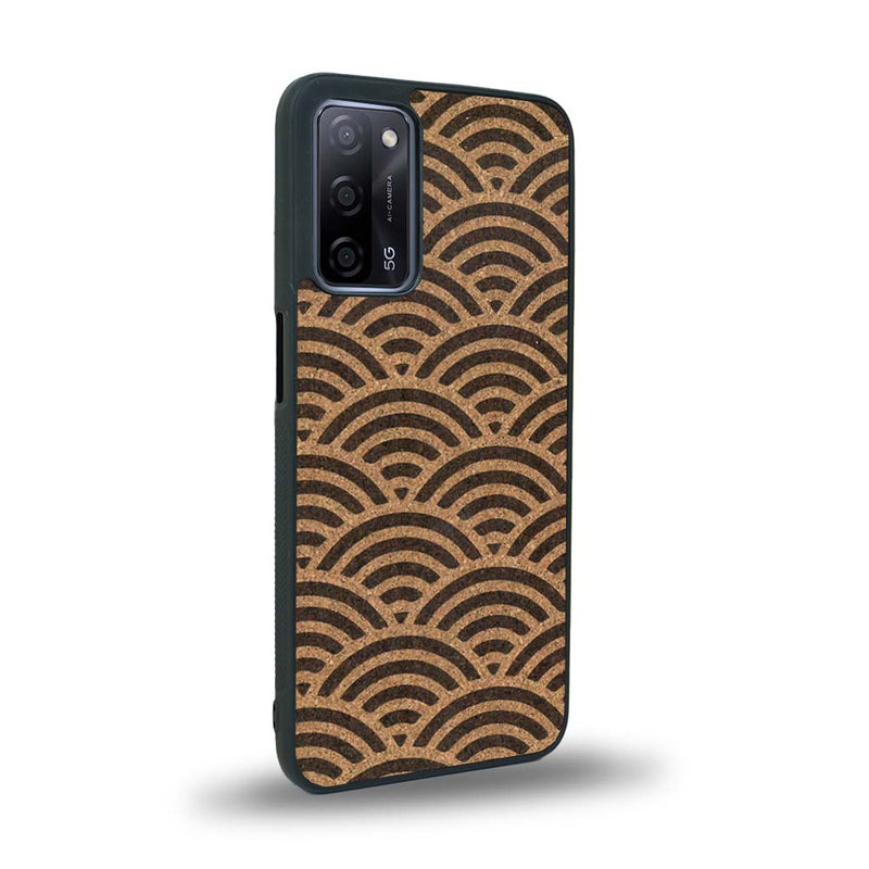 Coque de protection en bois véritable fabriquée en France pour Oppo A72 baptisée "La Sinjak" avec un motif de gravure abstrait représentant la répétition d'un symbole wifi