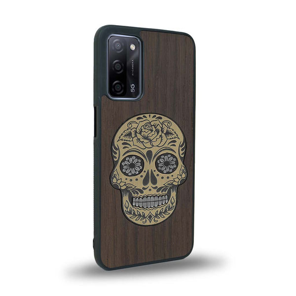 Coque de protection en bois véritable fabriquée en France pour Oppo A72 alliant du chêne fumé avec du métal argenté et doré représentant une tête de mort mexicaine sur le thème Dia de los Muertos