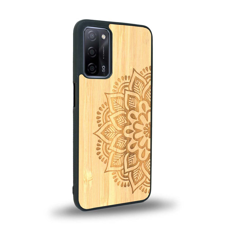 Coque de protection en bois véritable fabriquée en France pour Oppo A72 sur le thème de la bohème et du tatouage au henné avec une gravure représentant un mandala