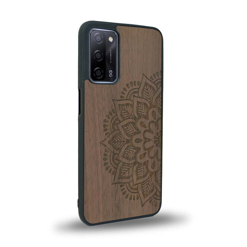 Coque de protection en bois véritable fabriquée en France pour Oppo A72 sur le thème de la bohème et du tatouage au henné avec une gravure représentant un mandala