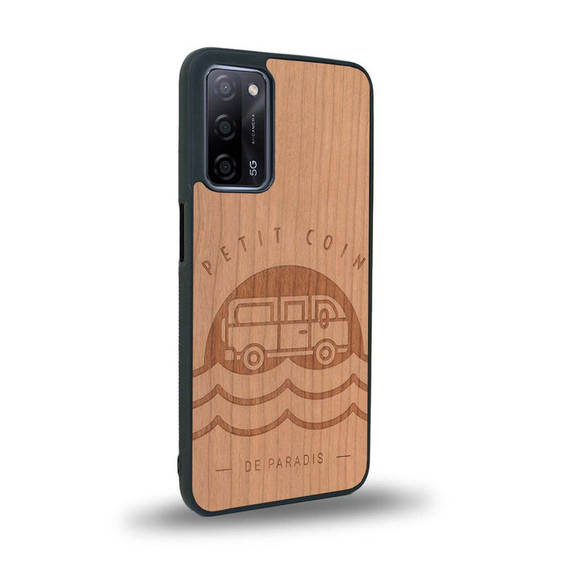 Coque de protection en bois véritable fabriquée en France pour Oppo A72 sur le thème des voyages en vans, vanlife et chill avec une gravure représentant un van vw combi devant le soleil couchant sur une plage avec des vagues