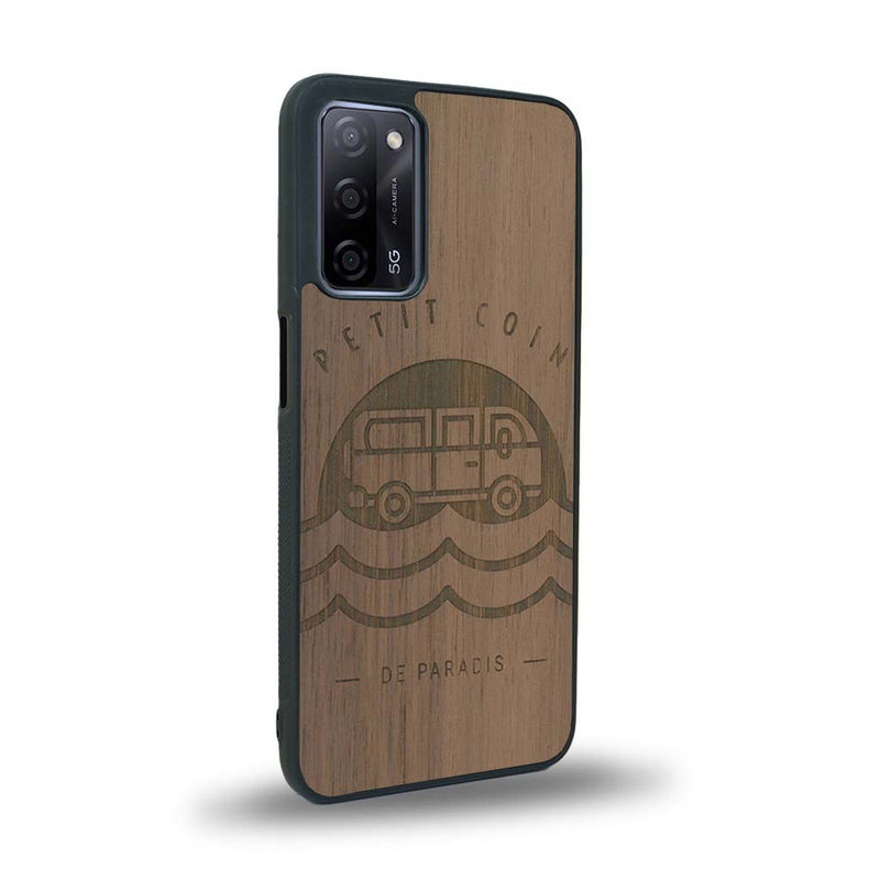 Coque de protection en bois véritable fabriquée en France pour Oppo A72 sur le thème des voyages en vans, vanlife et chill avec une gravure représentant un van vw combi devant le soleil couchant sur une plage avec des vagues