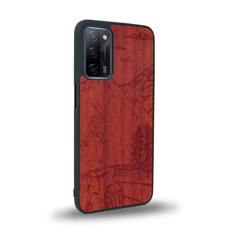 Coque de protection en bois véritable fabriquée en France pour Oppo A72 sur le thème de la randonnée en montagne et de l'aventure avec une gravure représentant une femme de dos face à un paysage de nature