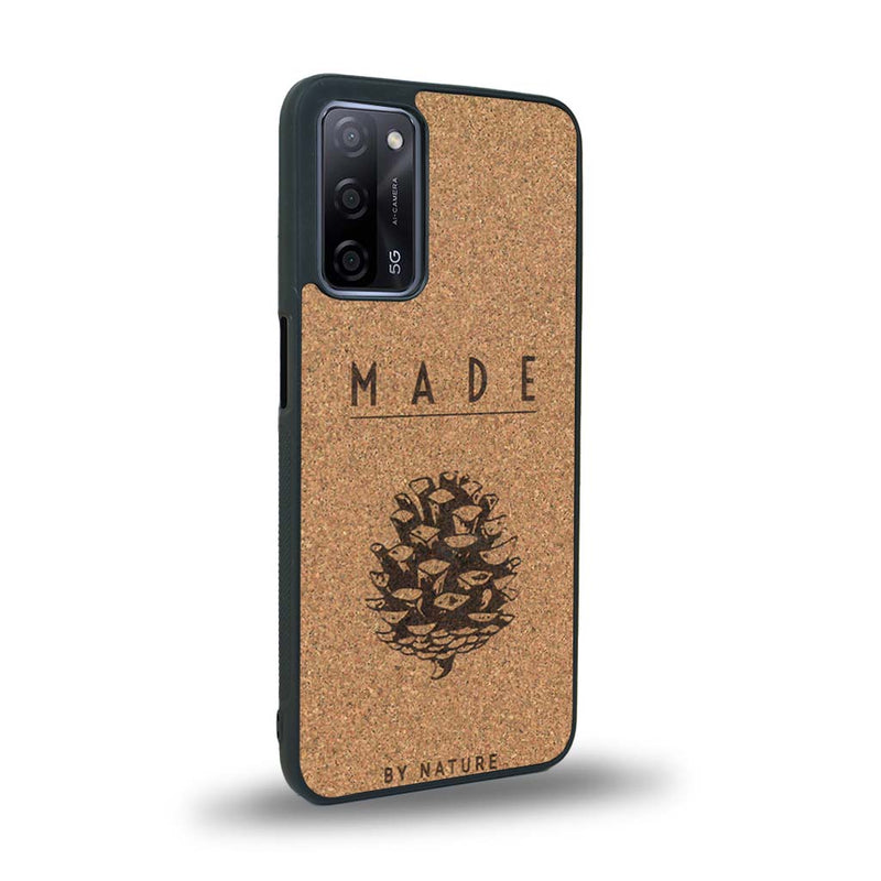 Coque de protection en bois véritable fabriquée en France pour Oppo A72 sur le thème de la nature et des arbres avec une gravure représentant une pomme de pin et la phrase "made by nature"