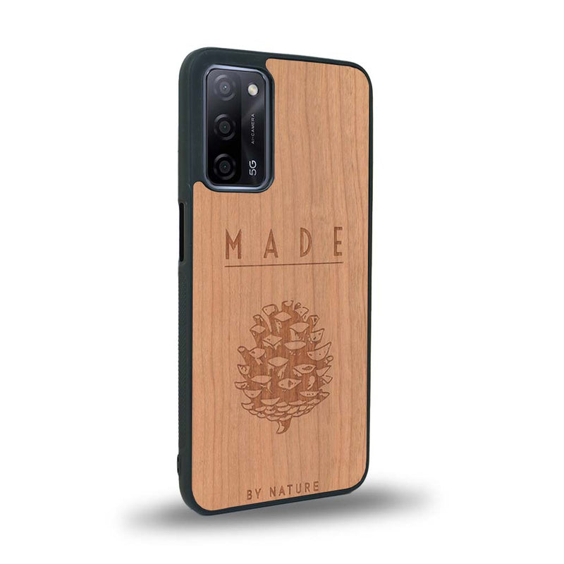 Coque de protection en bois véritable fabriquée en France pour Oppo A72 sur le thème de la nature et des arbres avec une gravure représentant une pomme de pin et la phrase "made by nature"