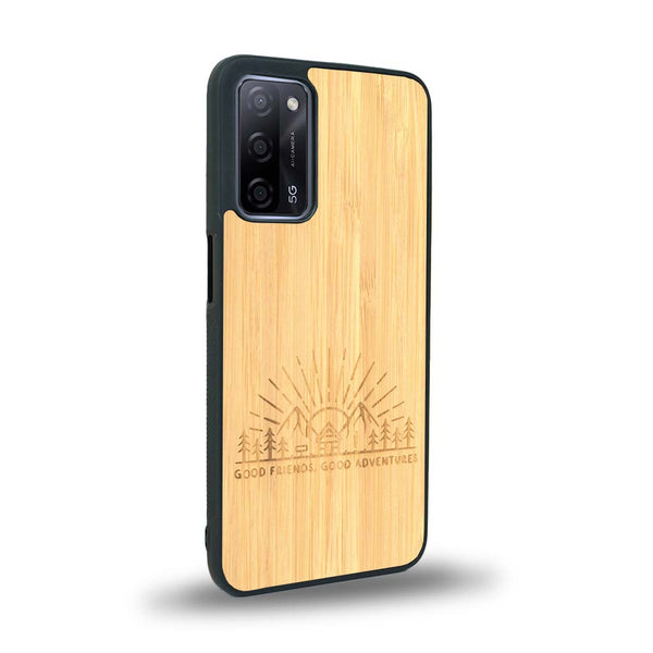 Coque de protection en bois véritable fabriquée en France pour Oppo A72 sur le thème chill et nature avec un motif représentant un levé de soleil sur un paysage de montagne avec des sapins et un chalet et la phrase "Good friends, good adventure"