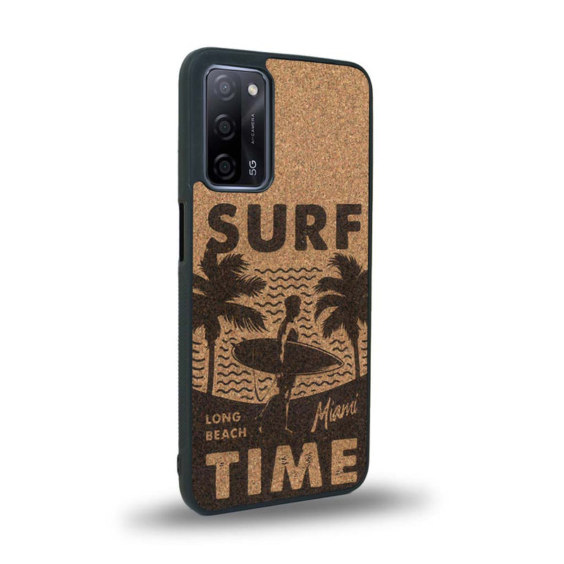 Coque de protection en bois véritable fabriquée en France pour Oppo A72 sur le thème chill avec un motif représentant une silouhette tenant une planche de surf sur une plage entouré de palmiers et les mots "Surf Time Long Beach Miami"