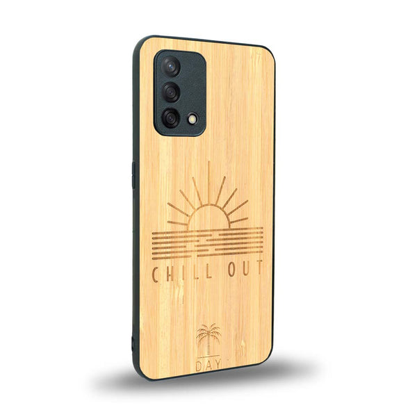Coque de protection en bois véritable fabriquée en France pour Oppo A74 4G sur le thème chill avec un motif représentant un couché de soleil sur l'océan et la phrase "Chill out"