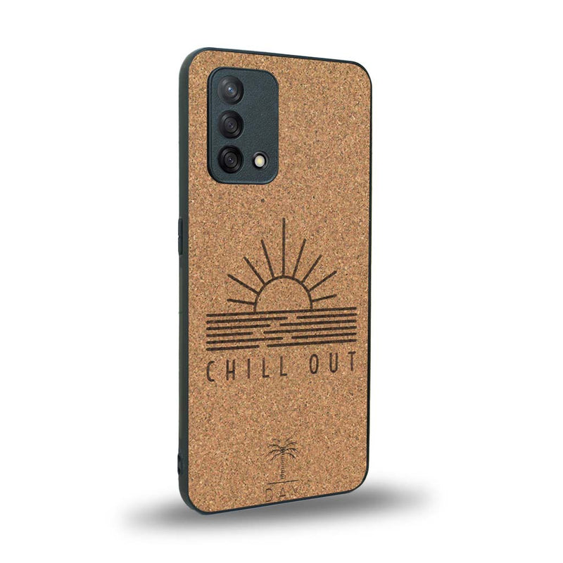 Coque de protection en bois véritable fabriquée en France pour Oppo A74 4G sur le thème chill avec un motif représentant un couché de soleil sur l'océan et la phrase "Chill out"