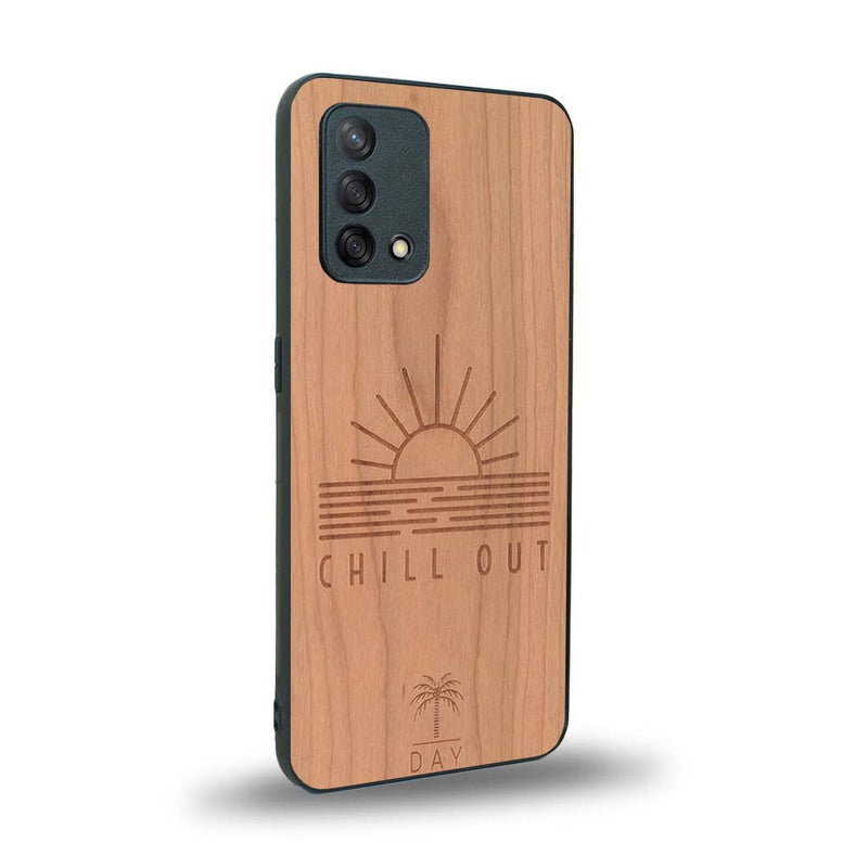 Coque de protection en bois véritable fabriquée en France pour Oppo A74 4G sur le thème chill avec un motif représentant un couché de soleil sur l'océan et la phrase "Chill out"