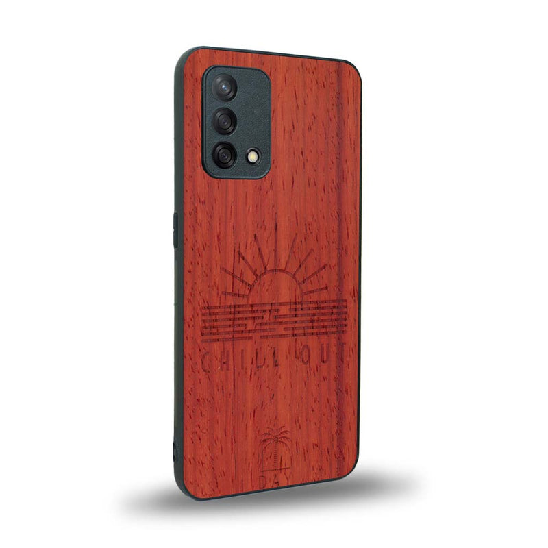 Coque de protection en bois véritable fabriquée en France pour Oppo A74 4G sur le thème chill avec un motif représentant un couché de soleil sur l'océan et la phrase "Chill out"