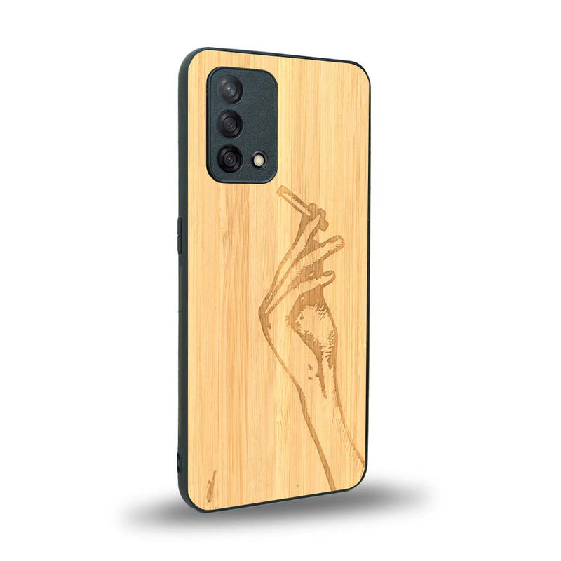 Coque de protection en bois véritable fabriquée en France pour Oppo A74 4G représentant une main de femme tenant une cigarette de type line art en collaboration avec l'artiste Maud Dabs