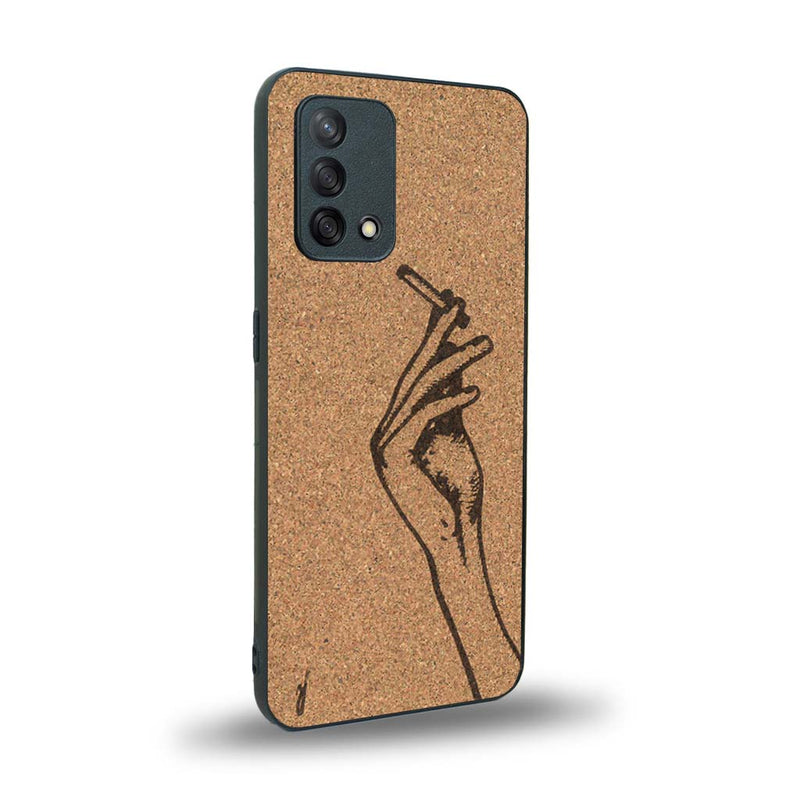 Coque de protection en bois véritable fabriquée en France pour Oppo A74 4G représentant une main de femme tenant une cigarette de type line art en collaboration avec l'artiste Maud Dabs