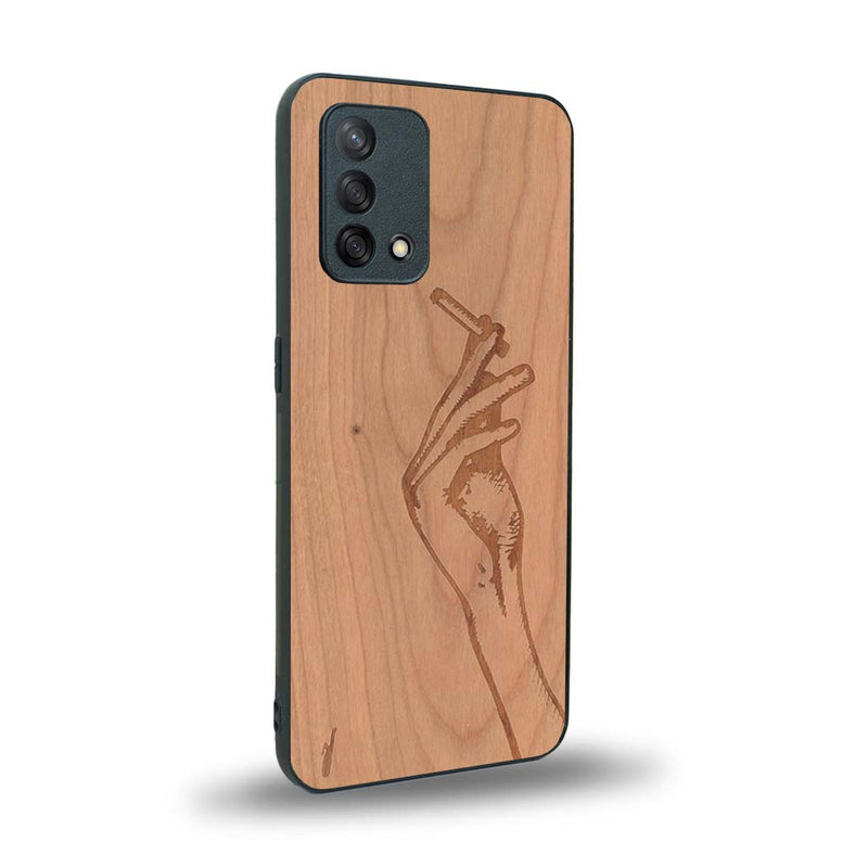 Coque de protection en bois véritable fabriquée en France pour Oppo A74 4G représentant une main de femme tenant une cigarette de type line art en collaboration avec l'artiste Maud Dabs