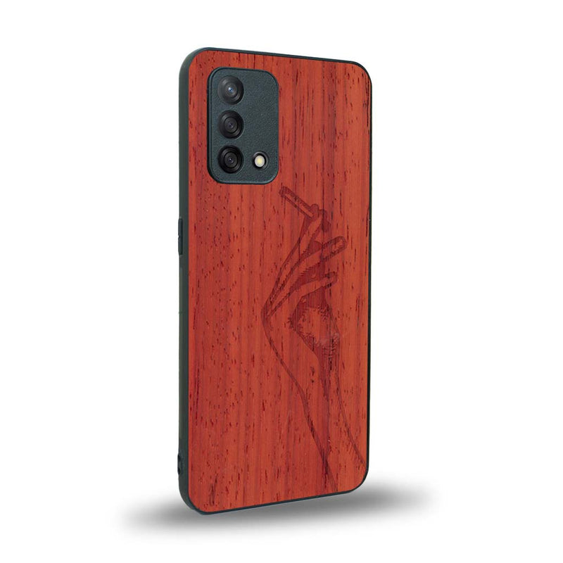 Coque de protection en bois véritable fabriquée en France pour Oppo A74 4G représentant une main de femme tenant une cigarette de type line art en collaboration avec l'artiste Maud Dabs