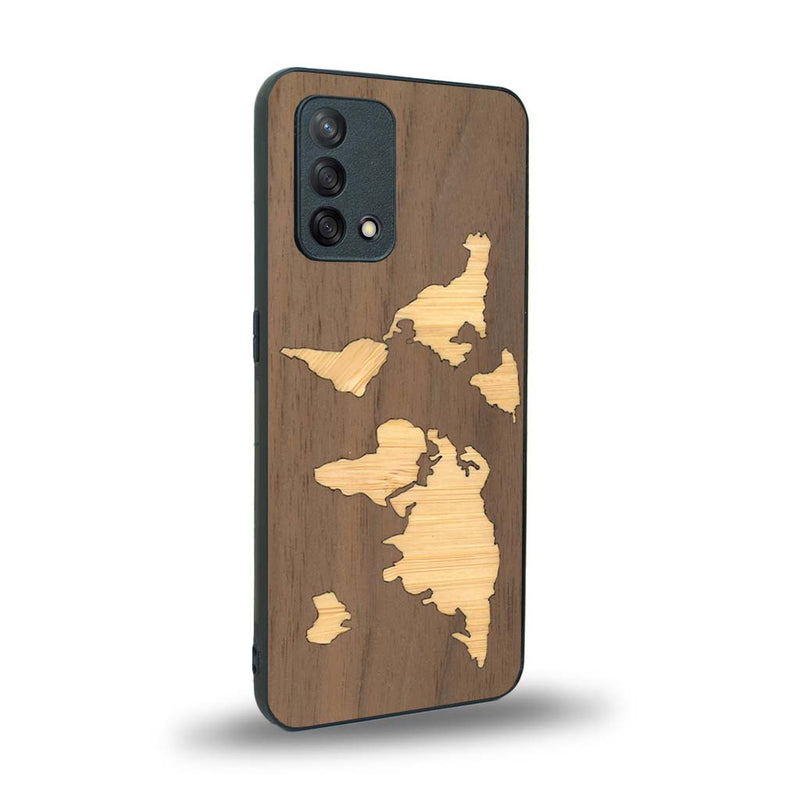 Coque de protection en bois véritable fabriquée en France pour Oppo A74 4G alliant du bambou et du noyer sur le thème du voyage et de l'aventure représentant une mappemonde