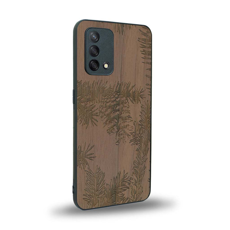 Coque de protection en bois véritable fabriquée en France pour Oppo A74 4G sur le thème de la nature des arbres avec un motif de gravure représentant des épines de sapin et des pommes de pin