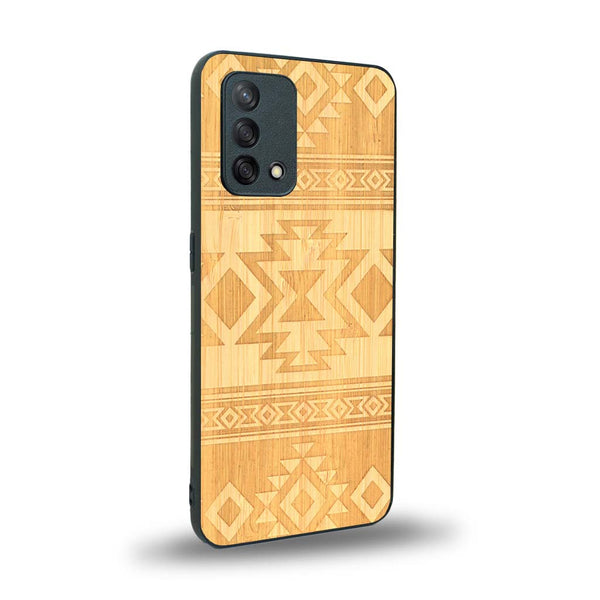 Coque de protection en bois véritable fabriquée en France pour Oppo A74 4G avec des motifs géométriques s'inspirant des temples aztèques, mayas et incas