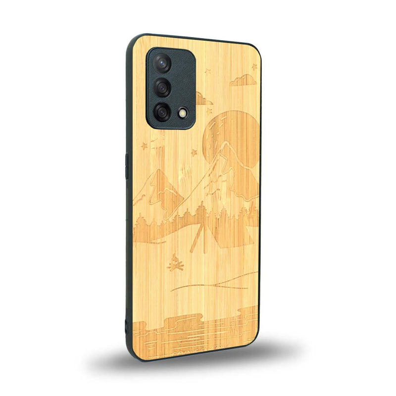 Coque de protection en bois véritable fabriquée en France pour Oppo A74 4G sur le thème du camping en pleine nature représentant une tente avec un feu de camp entouré de montagnes