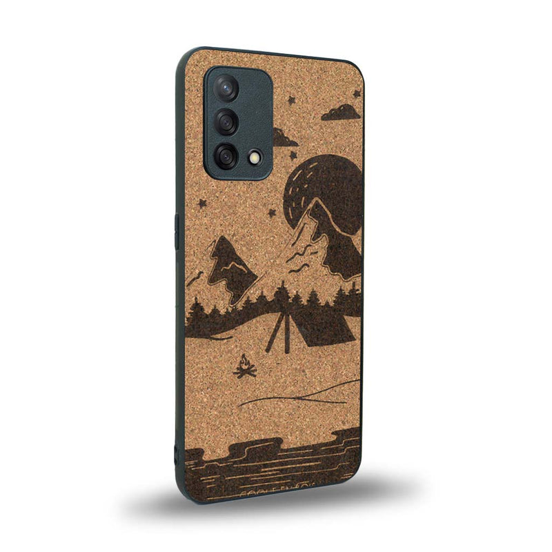 Coque de protection en bois véritable fabriquée en France pour Oppo A74 4G sur le thème du camping en pleine nature représentant une tente avec un feu de camp entouré de montagnes