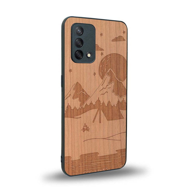 Coque de protection en bois véritable fabriquée en France pour Oppo A74 4G sur le thème du camping en pleine nature représentant une tente avec un feu de camp entouré de montagnes