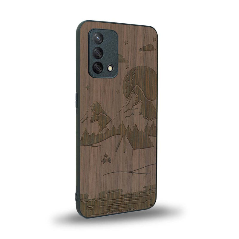 Coque de protection en bois véritable fabriquée en France pour Oppo A74 4G sur le thème du camping en pleine nature représentant une tente avec un feu de camp entouré de montagnes