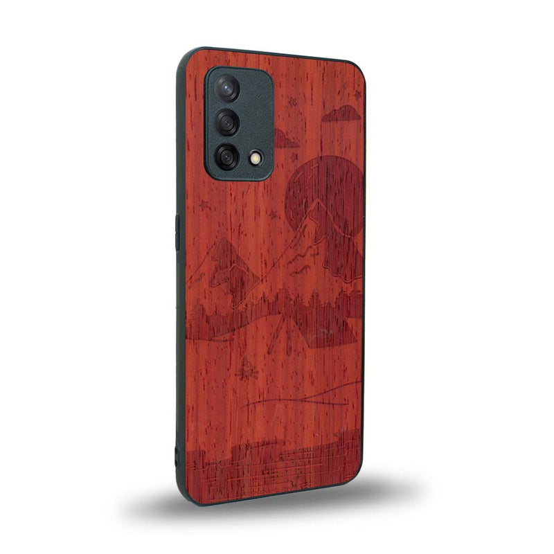 Coque de protection en bois véritable fabriquée en France pour Oppo A74 4G sur le thème du camping en pleine nature représentant une tente avec un feu de camp entouré de montagnes