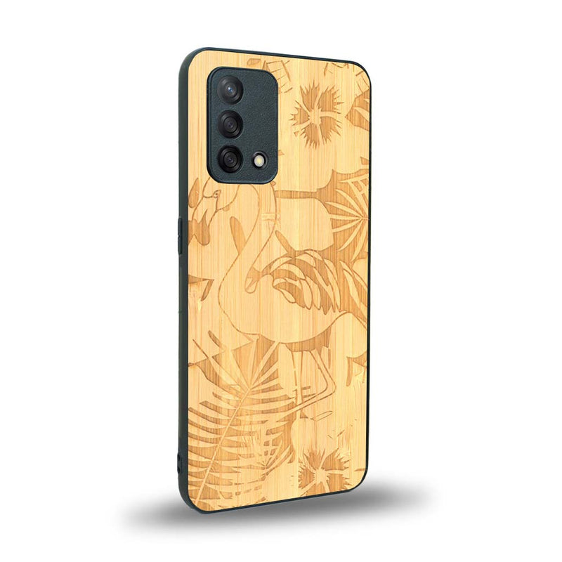 Coque de protection en bois véritable fabriquée en France pour Oppo A74 4G sur le thème de la nature et des animaux représentant un flamant rose entre des fougères