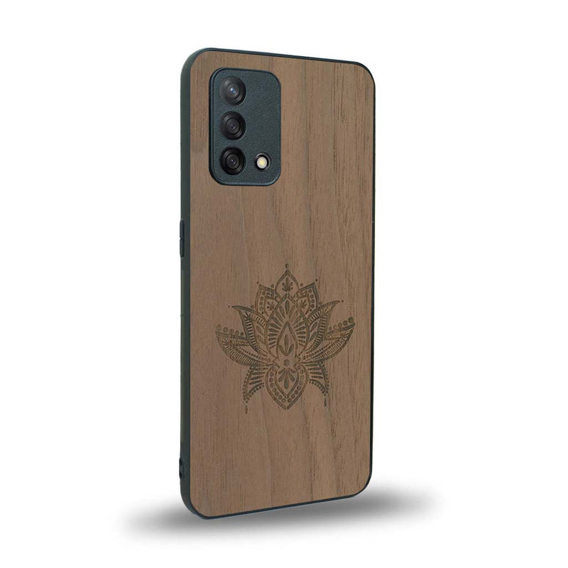 Coque de protection en bois véritable fabriquée en France pour Oppo A74 4G sur le thème de la nature et du yoga avec une gravure zen représentant une fleur de lotus